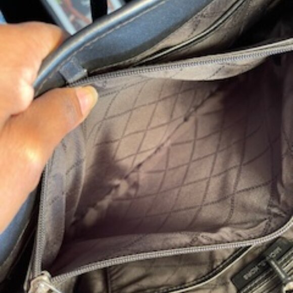 MICHAEL KORS, EUC LEATHER TOTE - Picture 12 of 13